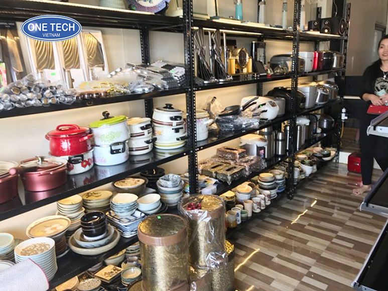 Kệ V lỗ lắp ráp linh hoạt trưng bày gốm sứ đẹp mắt và chắc chắn Kệ sắt V lỗ đa năng được lắp ráp linh hoạt để trưng bày sản phẩm gốm sứ trong cửa hàng