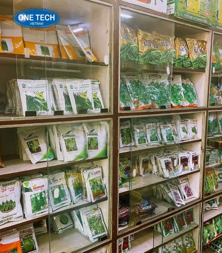 Trưng bày hạt giống trên kệ chuyên dụng trong cửa hàng Kệ chuyên dụng trưng bày hạt giống với thiết kế gọn gàng, thuận tiện trong không gian bán hàng