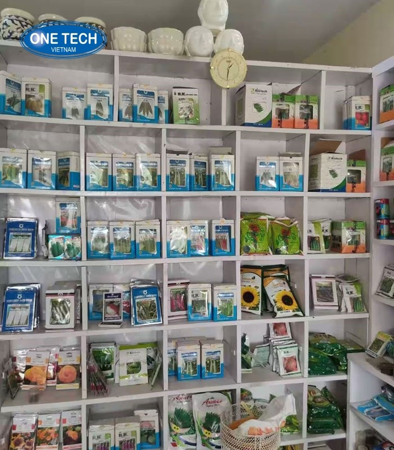 Hình ảnh kệ hàng trưng bày hạt giống trong không gian cửa hàng Kệ trưng bày hạt giống nhiều ngăn, bố trí khoa học trong cửa hàng vật tư nông nghiệp