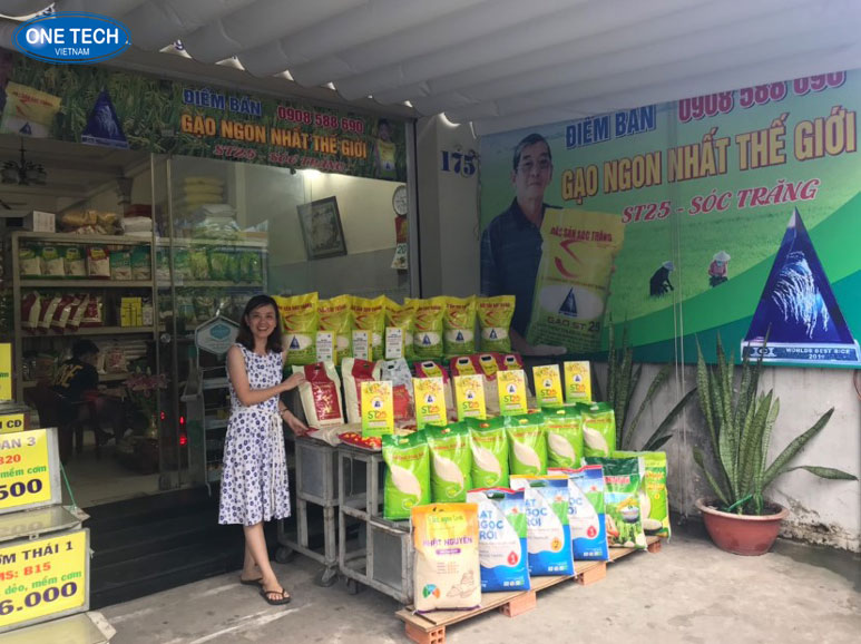 Kệ trưng bày hạt giống thực tế trong cửa hàng Kệ trưng bày hạt giống đa dạng với nhiều loại sản phẩm khác nhau trong cửa hàng