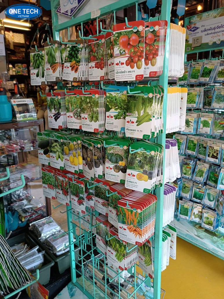 Kệ trưng bày hạt giống hiện đại trong cửa hàng Kệ hạt giống nhiều tầng, sắp xếp gọn gàng trong không gian cửa hàng