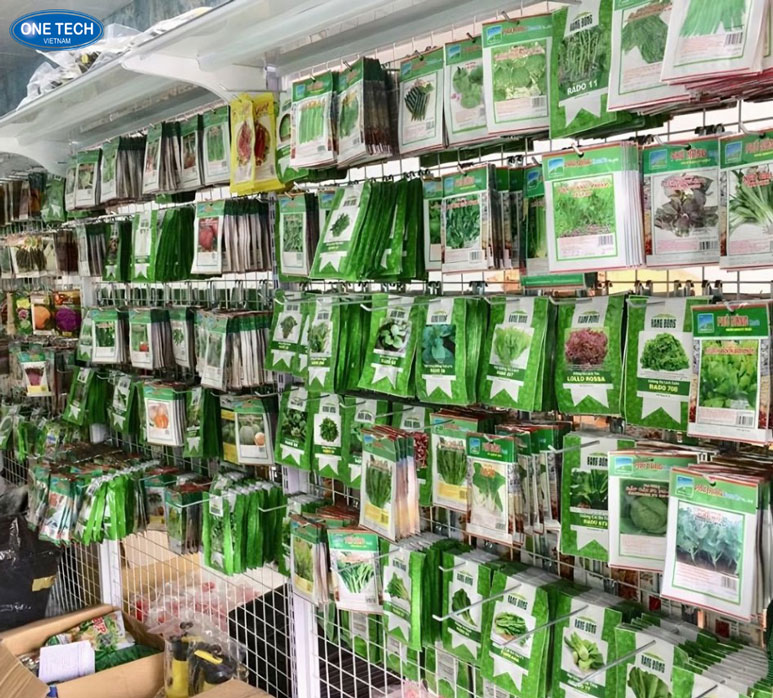 Kệ để hạt giống được trưng bày trong cửa hàng Kệ trưng bày nhiều loại hạt giống được sắp xếp ngăn nắp trong cửa hàng