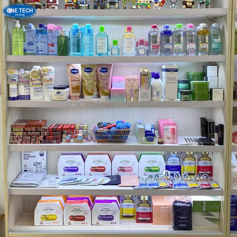 Kệ trưng bày mặt nạ thực tế tại cửa hàn Hình ảnh kệ trưng bày mặt nạ đa dạng, thiết kế chắc chắn, phù hợp cửa hàng mỹ phẩm