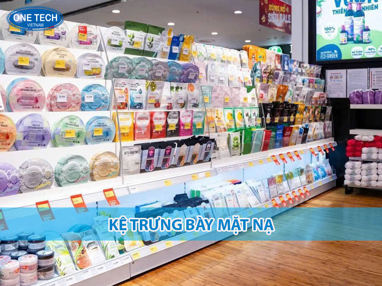 Kệ trưng bày mặt nạ với thiết kế nhiều tầng, bày biện gọn gàng trong siêu thị hoặc cửa hàng mỹ phẩm