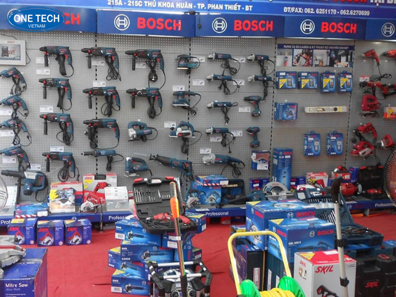 Kệ trưng bày máy khoan trong cửa hàng - Thiết kế kệ siêu thị tối ưu Ảnh thực tế của kệ trưng bày máy khoan, giúp sản phẩm được bố trí một cách khoa học và bắt mắt trong cửa hàng