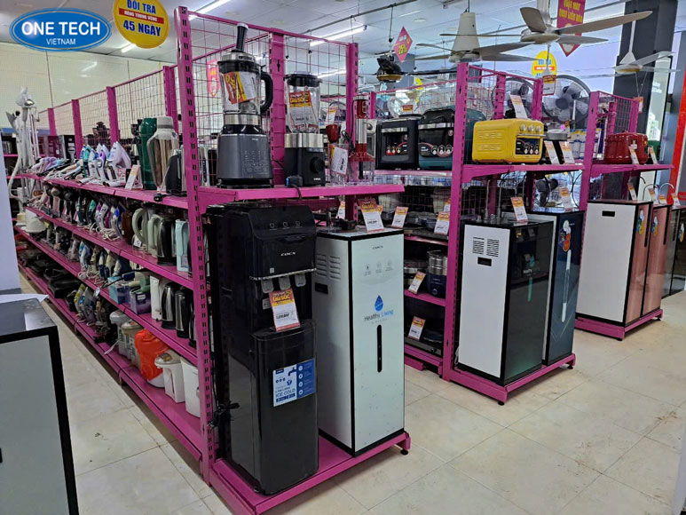 Kệ trưng bày máy lọc nước lưng lưới chắc chắn, bền đẹp Kệ trưng bày máy lọc nước bằng sắt lưng lưới, thiết kế 4 tầng chắc chắn, phù hợp cho showroom và cửa hàng gia dụng