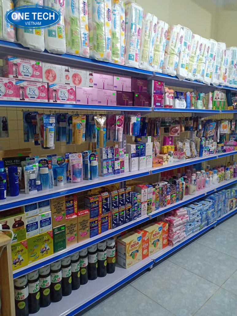 Kệ trưng bày mỹ phẩm phổ thông bằng sắt sơn tĩnh điện nhiều tầng Kệ trưng bày mỹ phẩm phổ thông bằng sắt sơn tĩnh điện, thiết kế nhiều tầng giúp bày biện gọn gàng sản phẩm chăm sóc da, trang điểm