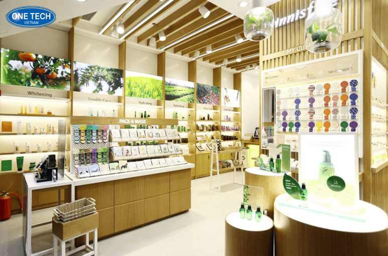Cửa hàng mỹ phẩm Innisfree trưng bày sản phẩm đa dạng Cửa hàng mỹ phẩm Innisfree với kệ trưng bày mỹ phẩm đa dạng và bắt mắt