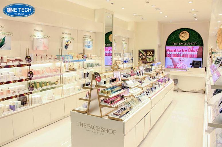 Cửa hàng mỹ phẩm The Face Shop trưng bày sản phẩm đa dạng Kệ trưng bày mỹ phẩm The Face Shop với nhiều sản phẩm chăm sóc da và làm đẹp