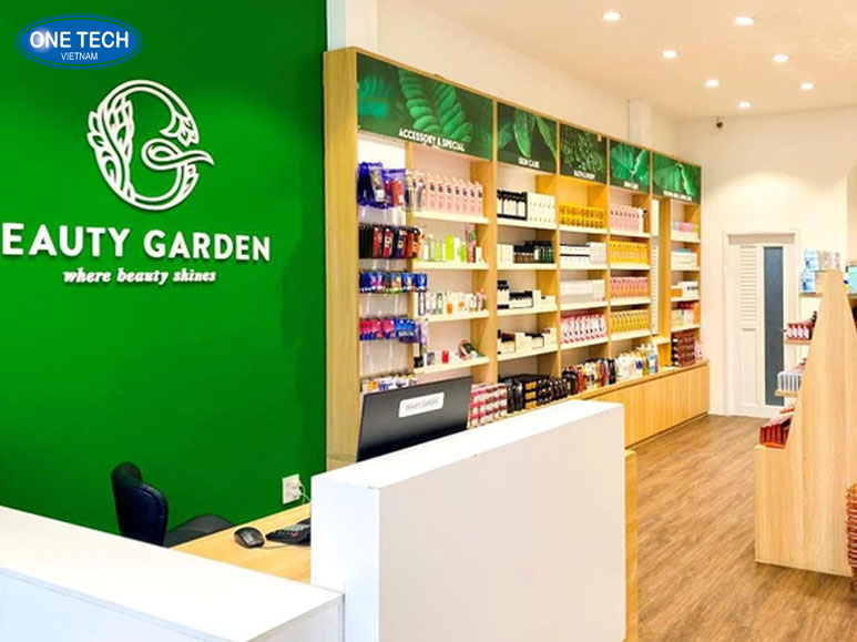 Cửa hàng mỹ phẩm Beauty Garden trưng bày sản phẩm đa dạng Kệ trưng bày mỹ phẩm đa dạng tại cửa hàng Beauty Garden với nhiều thương hiệu nổi tiếng
