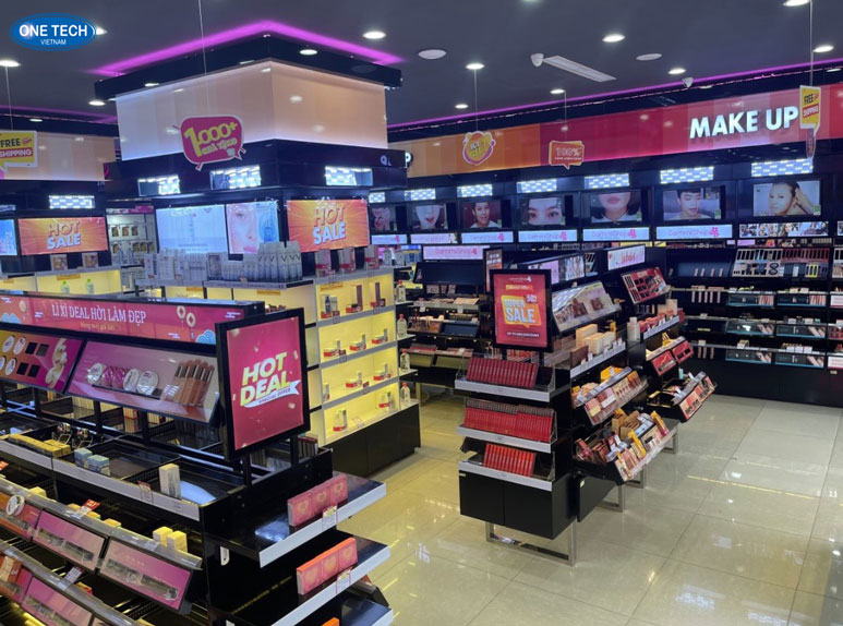Cửa hàng mỹ phẩm Sammi Shop trưng bày sản phẩm đa dạng Kệ trưng bày mỹ phẩm tại Sammi Shop với nhiều loại sản phẩm chăm sóc da và trang điểm