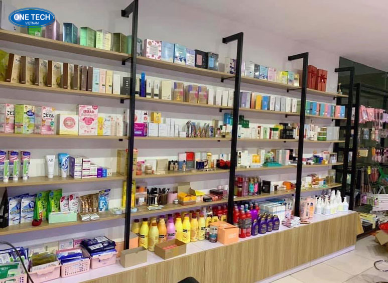 Kệ trưng bày có tủ bày hàng mỹ phẩm hiện đại và tiện lợi Kệ trưng bày mỹ phẩm có tủ kính đa năng với thiết kế hiện đại, giúp sắp xếp sản phẩm mỹ phẩm ngăn nắp và thu hút khách hàng