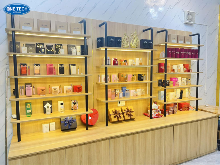 Kệ mỹ phẩm hiện đại có đèn LED chiếu sáng tinh tế Kệ trưng bày mỹ phẩm bằng kim loại với đèn LED tích hợp chiếu sáng, giúp sản phẩm nổi bật và thu hút khách hàng