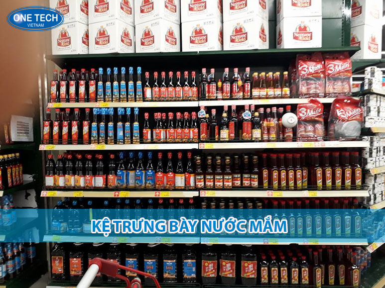 Kệ trưng bày nước mắm bằng sắt sơn tĩnh điện 5 tầng, bố trí chai nước mắm gọn gàng tại siêu thị