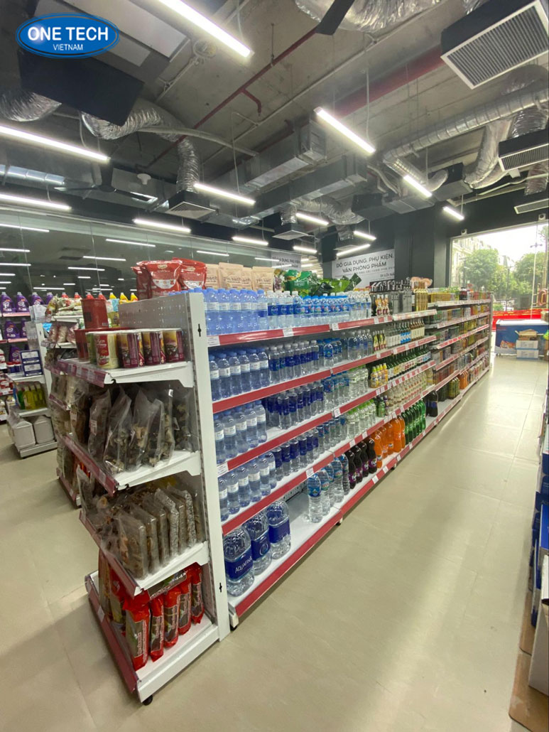 Kệ tôn đục lỗ trưng bày Pepsi nổi bật tại cửa hàng Kệ tôn đục lỗ màu xanh trưng bày sản phẩm Pepsi gọn gàng và thu hút tại cửa hàng tiện lợi