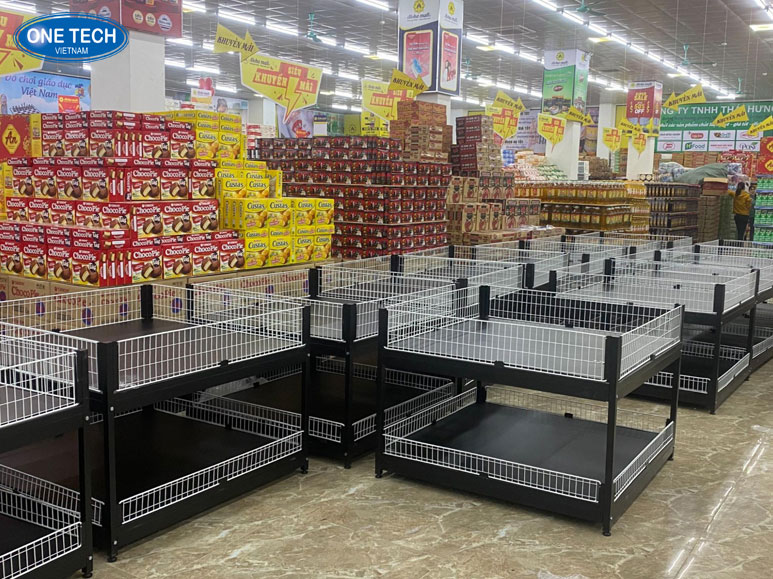 Ụ giữa trưng bày Pepsi số lượng lớn trong siêu thị Ụ giữa trưng bày sản phẩm Pepsi với số lượng lớn tại khu vực trung tâm siêu thị, giúp tăng nhận diện thương hiệu và thu hút khách hàng