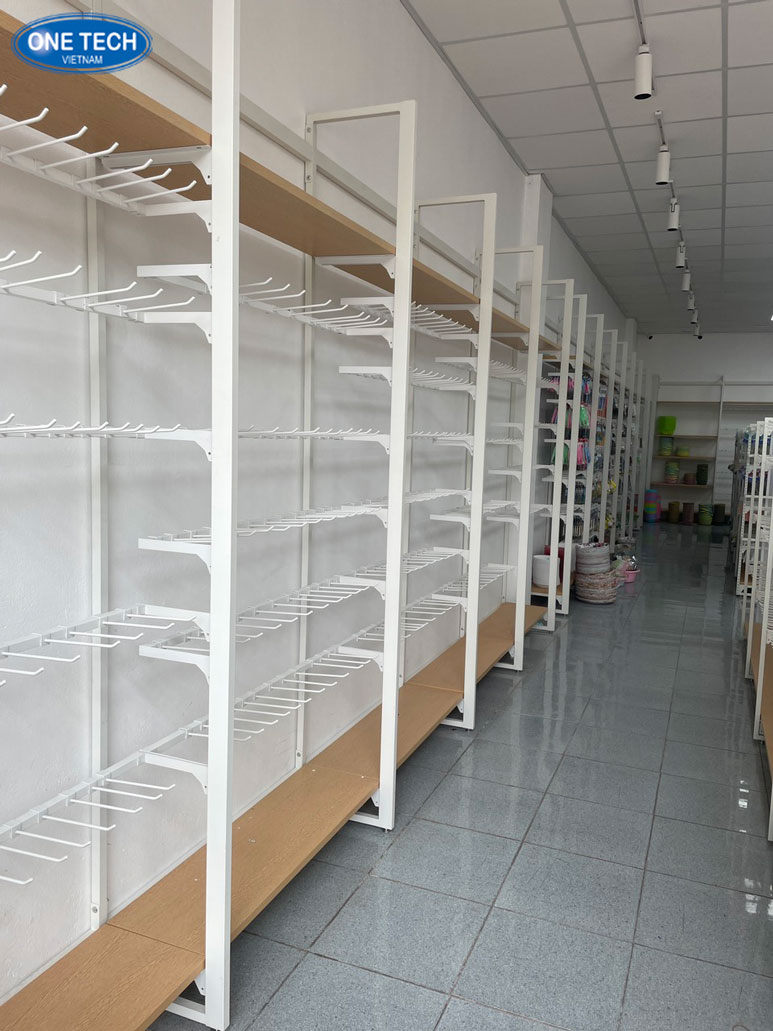 Kệ siêu thị trưng bày phụ kiện đa dạng với thiết kế tiện dụng và chắc chắn