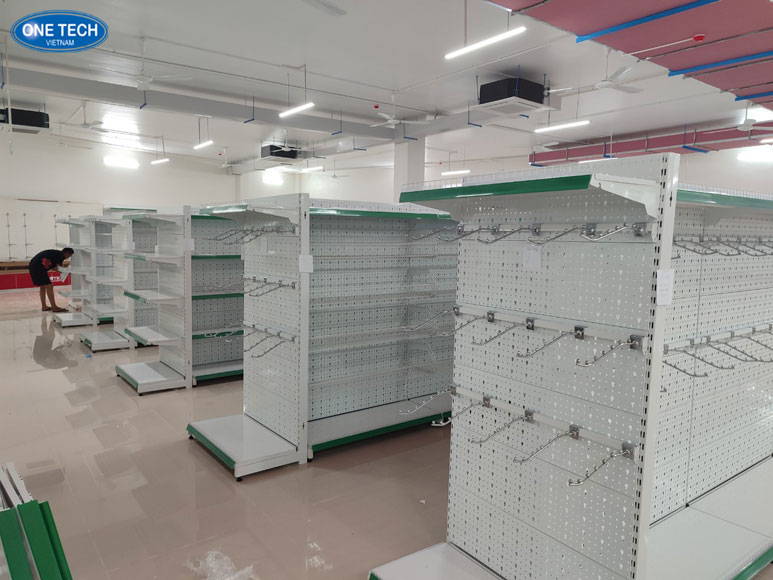 Hình ảnh kệ siêu thị chuyên dụng trưng bày phụ kiện với thiết kế hiện đại và tiện lợi