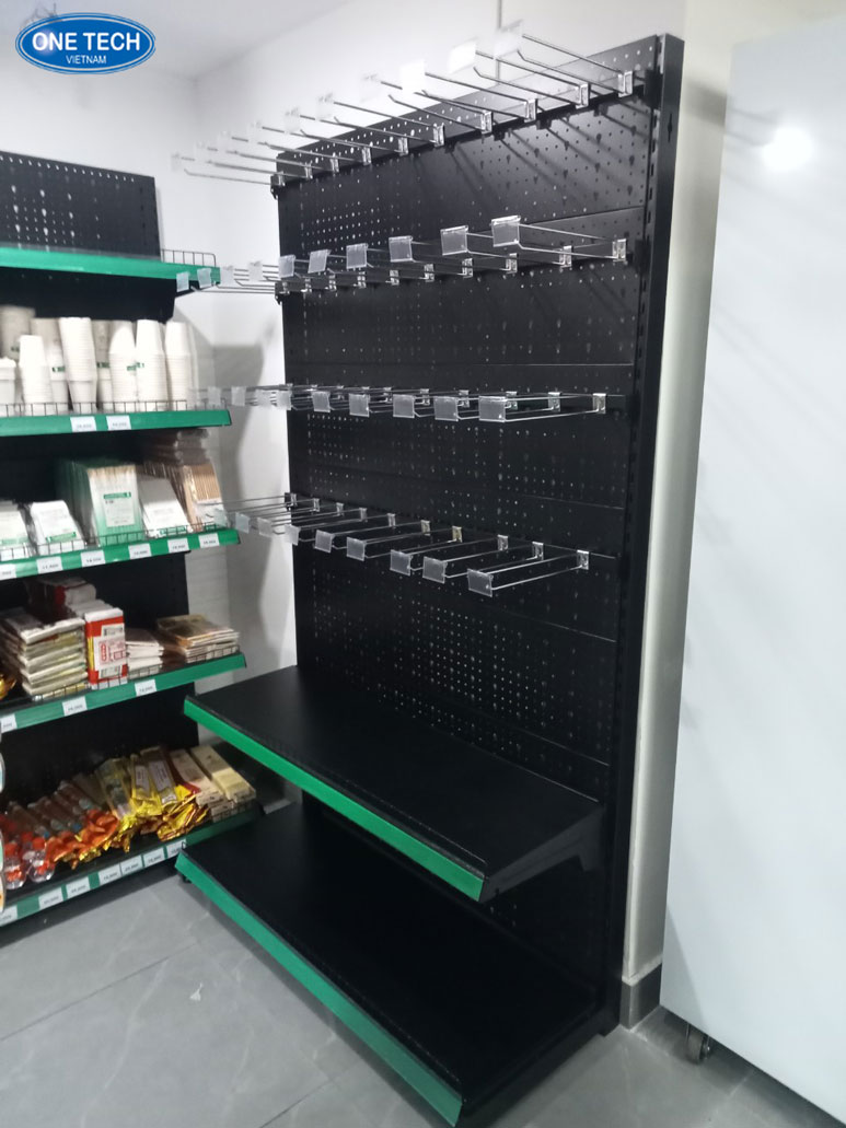 Kệ siêu thị trưng bày phụ kiện được bố trí gọn gàng, chắc chắn trong không gian cửa hàng