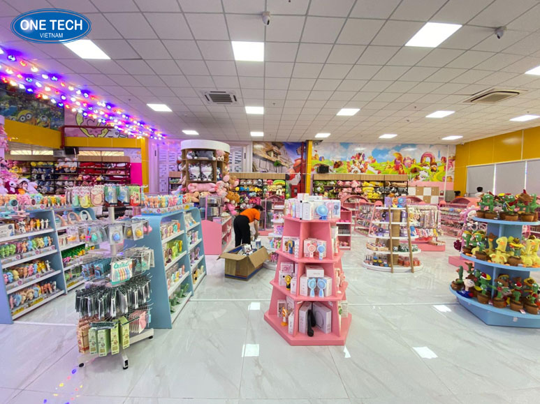 Kệ quảng cáo nhiều tầng trưng bày quà lưu niệm Kệ quảng cáo nhiều tầng bằng kim loại trưng bày các món quà lưu niệm như đồ trang sức, đồ thủ công mỹ nghệ