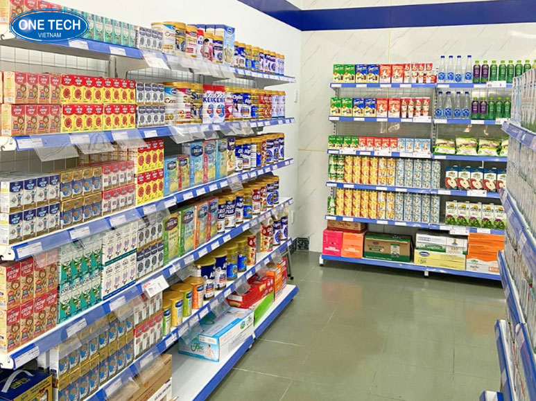Kệ trưng bày sữa Vinamilk nổi bật tại điểm bán – thiết kế tinh gọn, hiệu quả cao Giá kệ sữa Vinamilk khung kim loại 4 tầng, kiểu dáng hiện đại, phối màu thương hiệu, trưng bày sữa hộp và sữa nước chuyên nghiệp