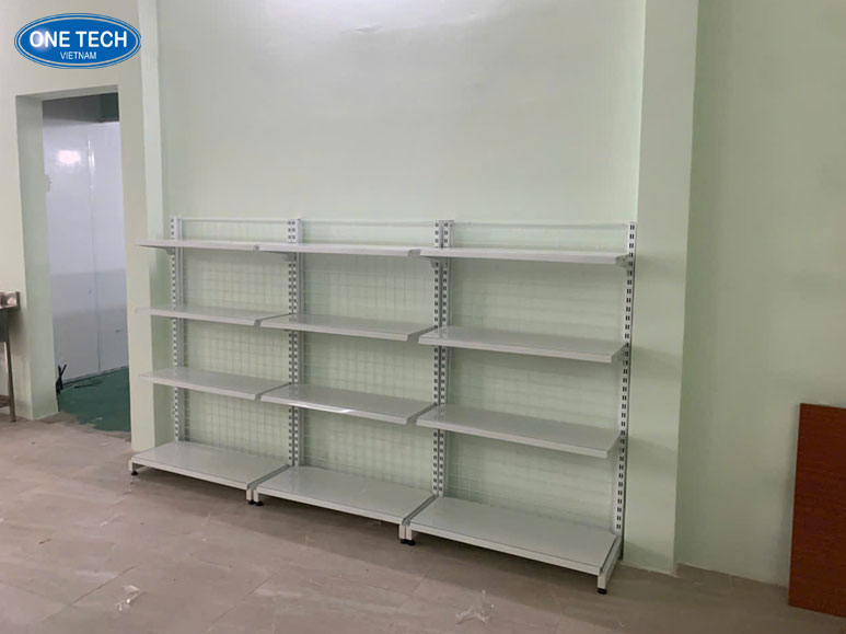 Kệ siêu thị độc lập lưng lưới chắc chắn – Giải pháp trưng bày tối ưu Kệ siêu thị độc lập lưng lưới 5 tầng màu trắng, khung sơn tĩnh điện, phù hợp cho cửa hàng tiện lợi và siêu thị mini