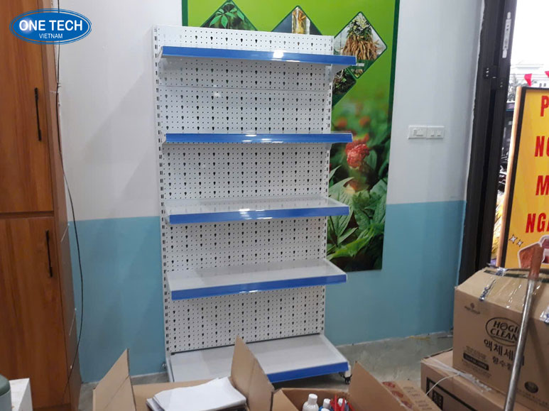 Kệ siêu thị độc lập tôn đục lỗ 5 tầng chất lượng cao Kệ siêu thị độc lập tôn đục lỗ 5 tầng màu trắng, khung thép chắc chắn, trưng bày hàng hóa tiện lợi trong cửa hàng