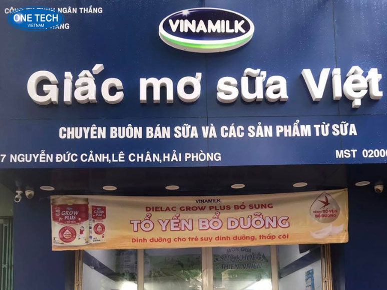 Chuỗi cửa hàng nhượng quyền Vinamilk hiện đại và thân thiện Mặt tiền một cửa hàng nhượng quyền Vinamilk với thiết kế hiện đại, nổi bật logo thương hiệu