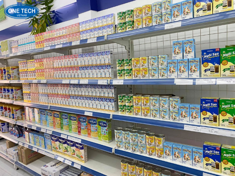 Vinamilk trưng bày sản phẩm sữa chuyên nghiệp trên kệ siêu thị Hình ảnh kệ trưng bày sữa của Vinamilk tại siêu thị với thiết kế bắt mắt và sắp xếp khoa học