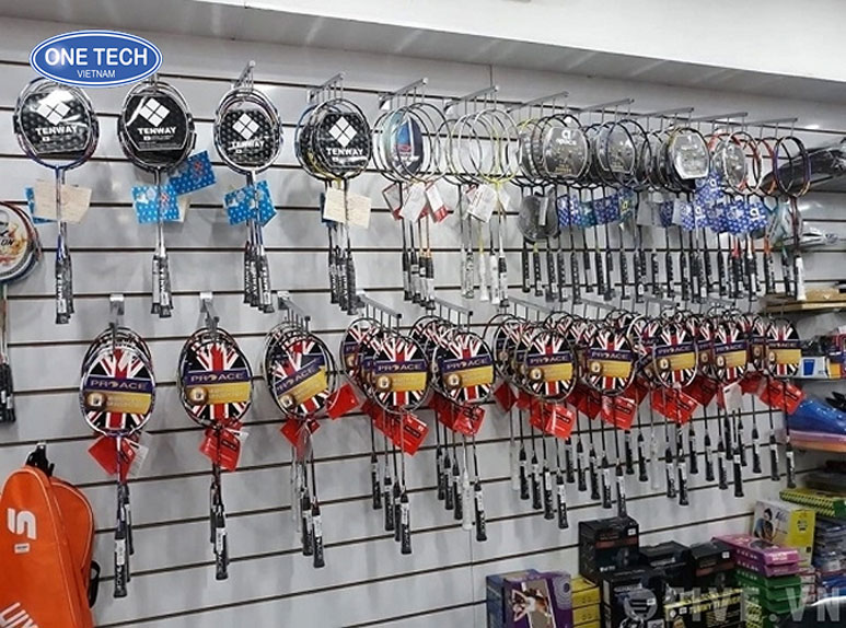 Kệ trưng bày vợt cầu lông lưng liền - Thiết kế chắc chắn, tối ưu không gian Kệ trưng bày vợt cầu lông lưng liền với thiết kế chắc chắn và tính năng tiết kiệm không gian