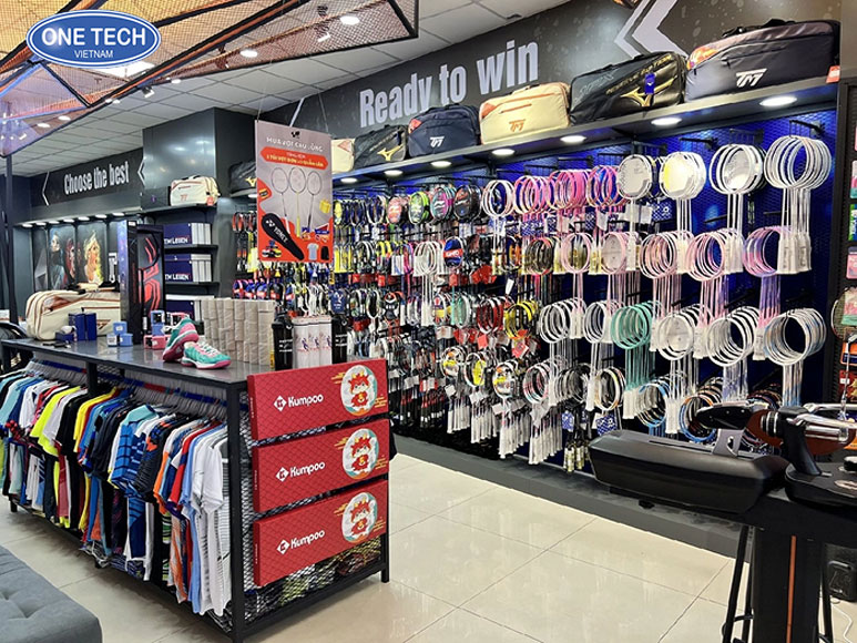 Giá kệ One Tech - Kệ trưng bày vợt cầu lông giá rẻ, chất lượng cao Giá kệ One Tech cung cấp kệ trưng bày vợt cầu lông giá rẻ, thiết kế chắc chắn và tiện dụng cho cửa hàng thể thao
