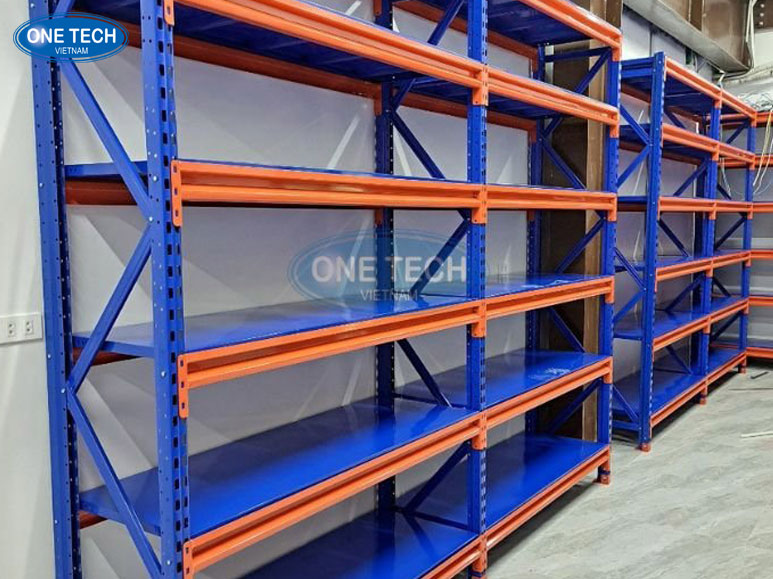 Kệ trung tải 6 tầng chắc chắn – Tối ưu không gian lưu trữ Kệ trung tải 6 tầng màu xanh cam, thiết kế khung sắt chắc chắn, phù hợp lưu trữ hàng hóa kho xưởng