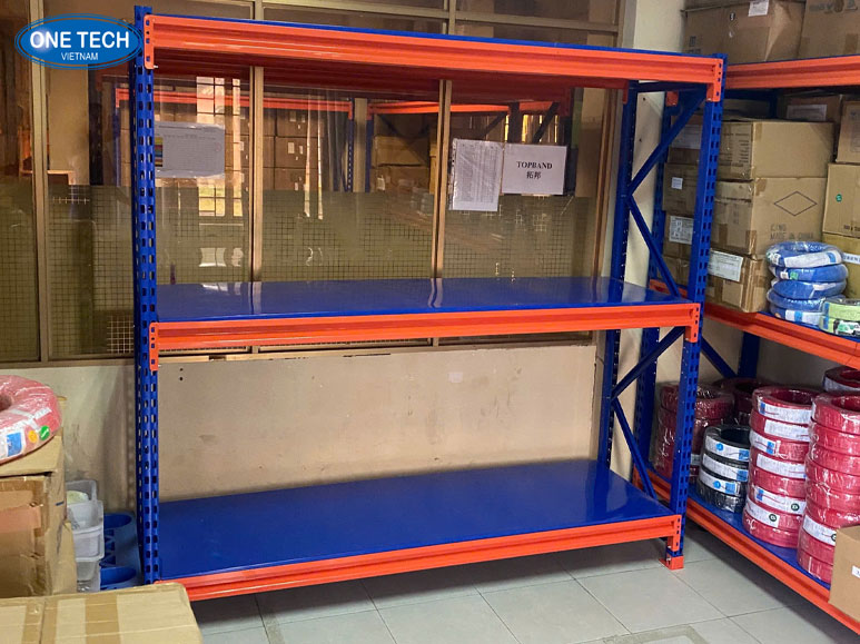 Kệ trung tải 3 tầng tối ưu không gian, dễ dàng lắp đặt Kệ trung tải 3 tầng màu xanh cam dùng trong kho hàng, chịu lực tốt, dễ lắp ráp