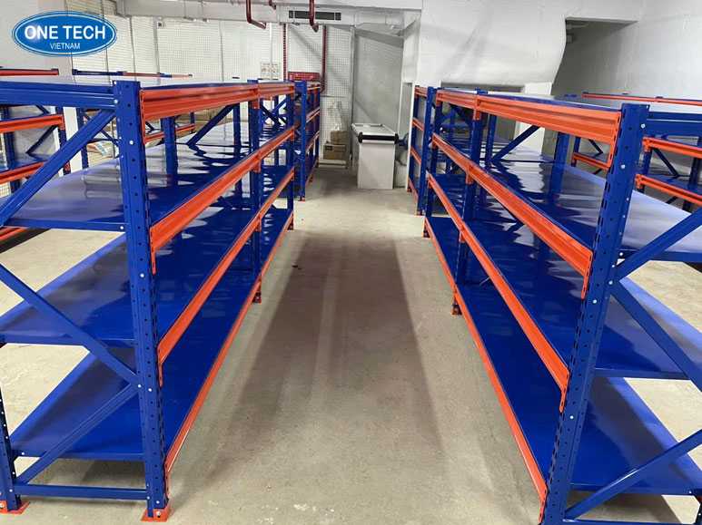 OneTech thực hiện lắp đặt kệ trung tải cho các dự án kho hàng và siêu thị Lắp đặt kệ trung tải OneTech giúp tối ưu hóa không gian và tăng hiệu quả lưu trữ tại kho hàng, siêu thị