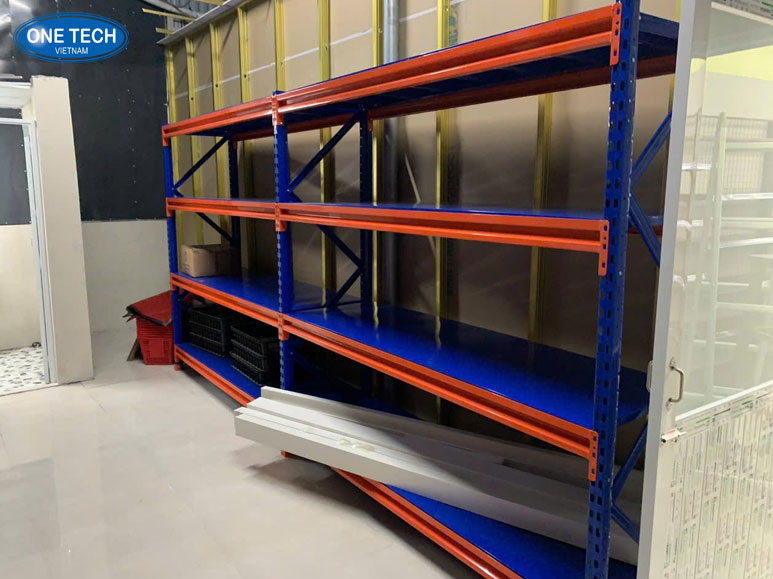 Ứng dụng đa dạng của kệ trung tải trong nhà kho và cửa hàng Hệ thống kệ trung tải được sử dụng để lưu trữ hàng hóa trong kho, siêu thị và cửa hàng bán lẻ