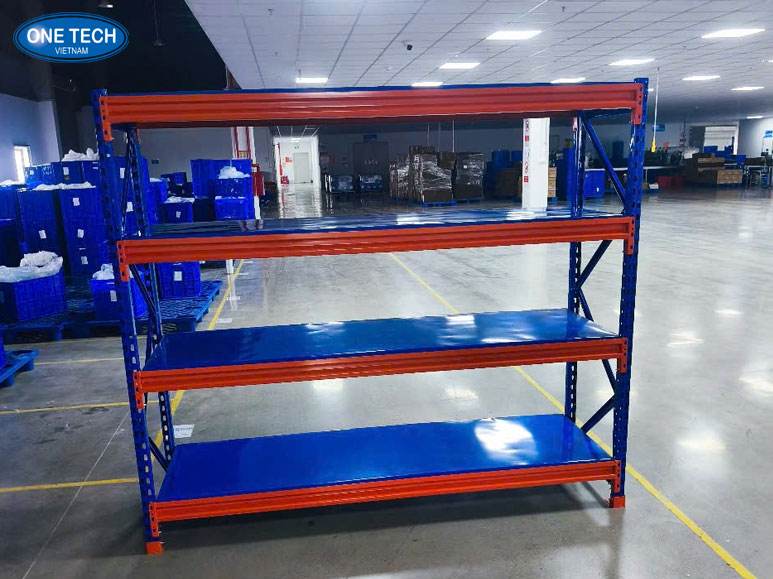 Kệ trung tải 4 tầng đa năng – Chịu lực tốt, dễ lắp đặt Kệ trung tải 4 tầng màu xám, thiết kế chắc chắn, dùng để lưu trữ hàng hóa trong kho hoặc cửa hàng