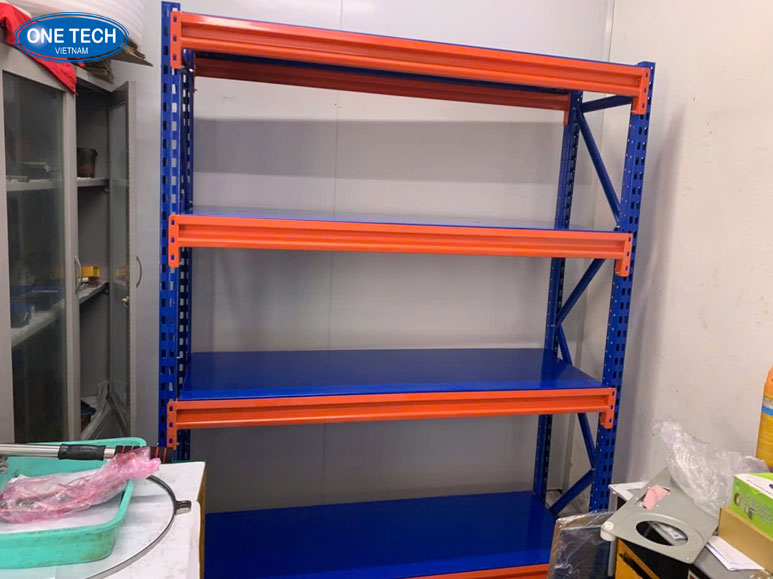 OneTech: Dự án kệ trung tải lắp đặt cho hệ thống kho và siêu thị Các dự án kệ trung tải do OneTech cung cấp và thi công cho kho hàng, siêu thị