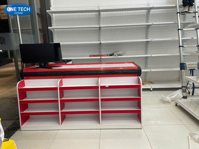 Kệ đầu bàn thu ngân siêu thị – Tận dụng không gian thanh toán Kệ đầu bàn thu ngân siêu thị giúp tối ưu hóa không gian thanh toán, dễ dàng trưng bày các sản phẩm phụ trợ