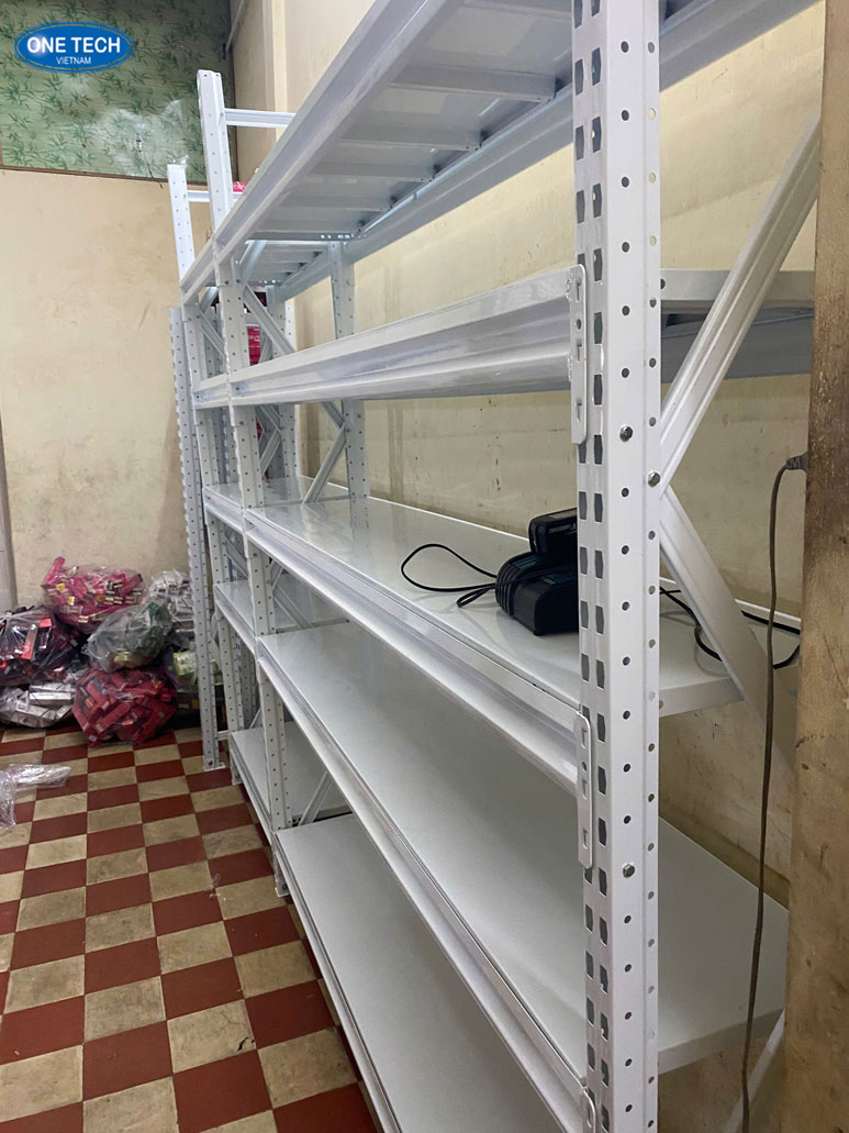 Kệ V cài One Tech: Thiết kế linh hoạt cho không gian siêu thị hiệu quả Ảnh minh họa về các dự án kệ V cài của One Tech, giúp tối ưu diện tích và hỗ trợ trưng bày sản phẩm tại các cửa hàng và siêu thị
