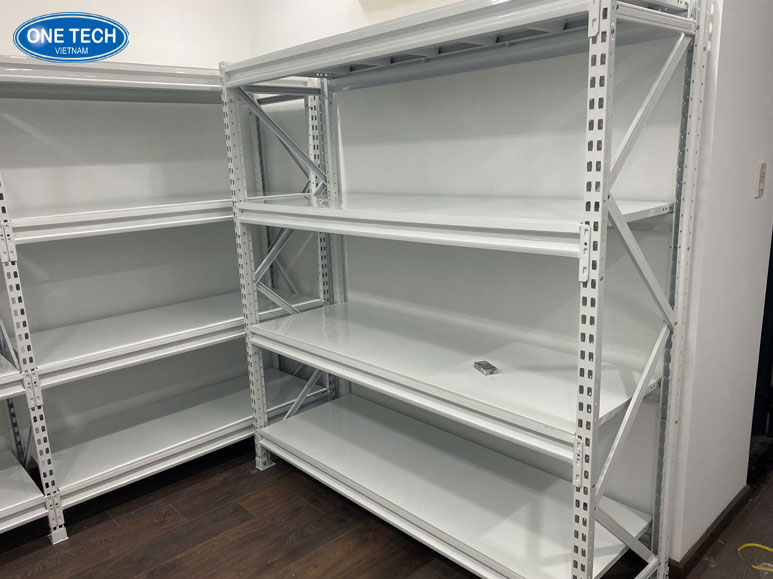 Đặc điểm cấu tạo kệ V Cài siêu thị chắc chắn và linh hoạt Cấu tạo chi tiết của kệ V Cài với khung thép chắc chắn, mâm kệ dễ tháo lắp và thanh cài chữ V