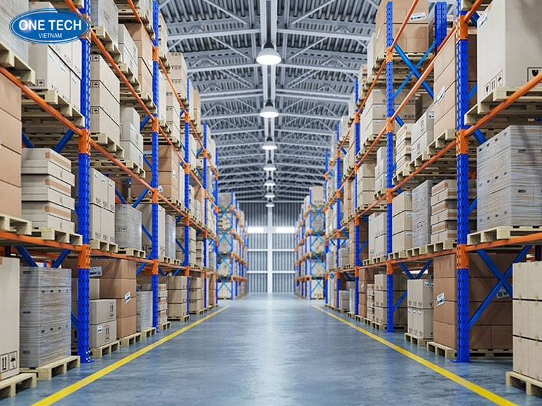 Kinh doanh logistics và vận tải hàng hóa tại khu công nghiệp Xe container vận chuyển hàng hóa trong khu công nghiệp, trung tâm kho bãi hiện đại phục vụ kinh doanh logistics