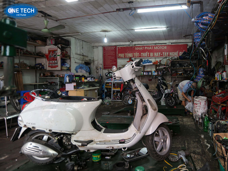 Tiệm sửa xe máy và rửa xe hoạt động sôi động tại khu công nghiệp Cửa hàng sửa xe máy và rửa xe gần khu công nghiệp, phục vụ công nhân và xe máy lưu thông hằng ngày