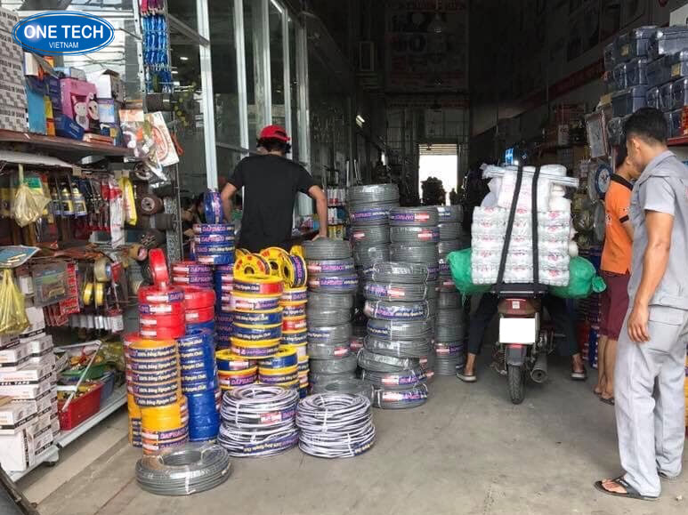 Kinh doanh vật tư thiết bị công nghiệp tại khu công nghiệp Người bán giới thiệu thiết bị công nghiệp tại kho vật tư trong khu công nghiệp