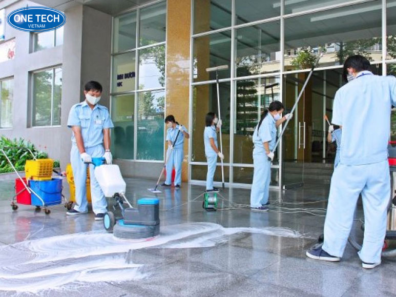 Kinh doanh vệ sinh công nghiệp tại khu công nghiệp - Dịch vụ chuyên nghiệp Nhân viên vệ sinh công nghiệp đang làm sạch khu vực nhà xưởng trong khu công nghiệp
