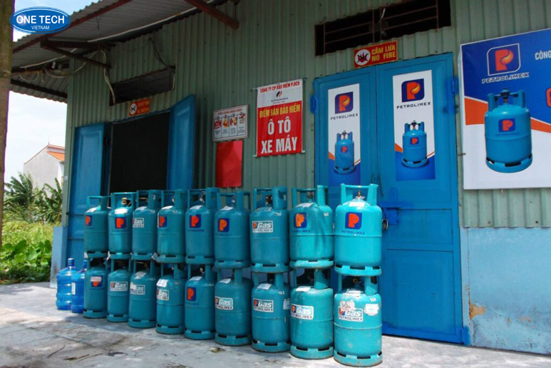 Mô hình đại lý gas quy mô nhỏ tại vùng nông thôn Cửa hàng đại lý gas tại nông thôn với bảng hiệu, bình gas và khu vực trưng bày rõ ràng