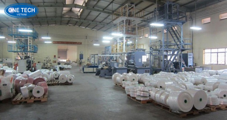 Mở xưởng sản xuất bao bì thân thiện môi trường Hình ảnh xưởng sản xuất bao bì sử dụng nguyên liệu thân thiện với môi trường, quy trình xanh và bền vững