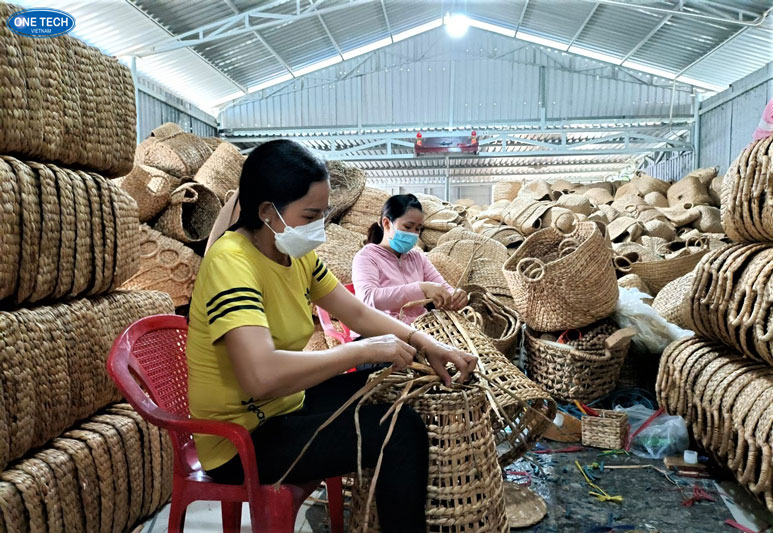 Mở xưởng sản xuất sản phẩm thủ công từ tre và nứa Xưởng sản xuất thủ công các sản phẩm từ tre và nứa với công nhân đang gia công sản phẩm
