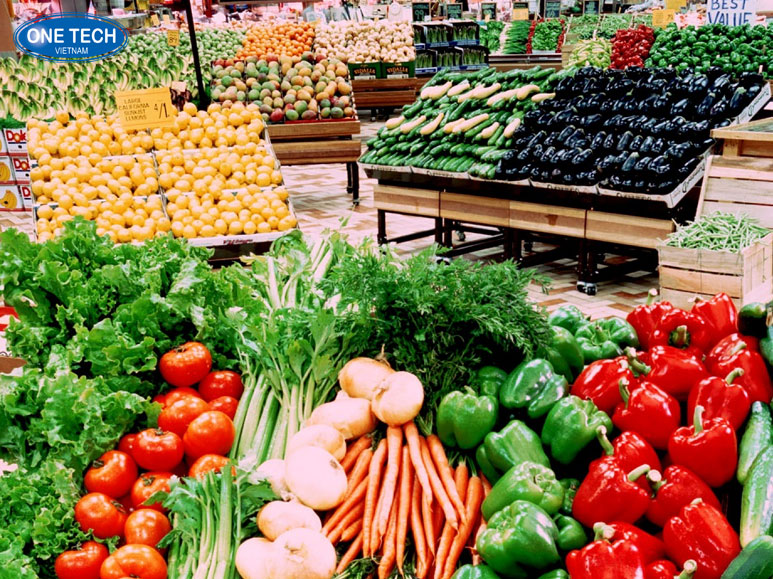 Người nông dân trưng bày nông sản sạch tại cửa hàng nhỏ ở vùng nông thôn