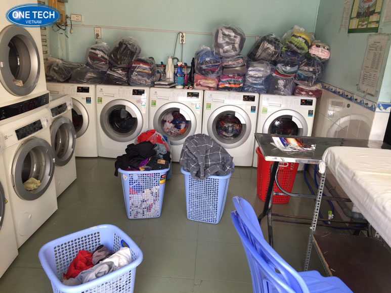 Dịch vụ giặt ủi tại nhà hiệu quả với vốn 30 triệu Người nhân viên giặt ủi tại nhà đang sử dụng máy giặt hiện đại phục vụ khách hàng với vốn đầu tư 30 triệu