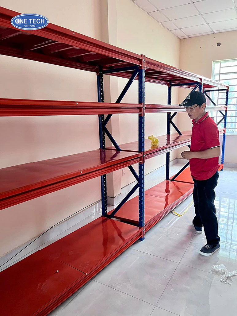 Lắp đặt mâm sàn kệ trung tải tại kho hàng Công nhân đang lắp đặt mâm sàn cho kệ trung tải trong kho